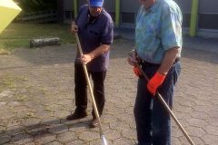2022-08-21-Eric-en-Jan-schoonmaak-terrein